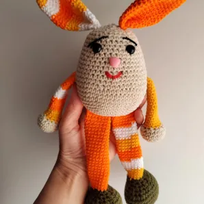 Вязанный разноцветный зайчик