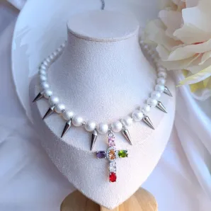 Колье жемчужное с шипами и крестиком