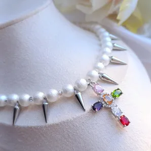 Колье жемчужное с шипами и крестиком