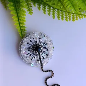 Брошь Одуванчик белый с чёрной серединкой