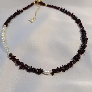 Чокер из граната и жемчуга.