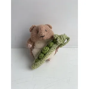 Уютный хомяк из мохера со стручком горошка мягкая игрушка ручной работы