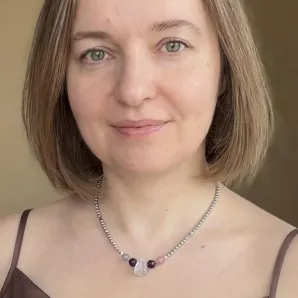 Колье из жемчуга с необработанным флюоритом, аметистом и розовым. кварцем