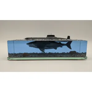 Модель 941 "Акула" с большой белой акулой.