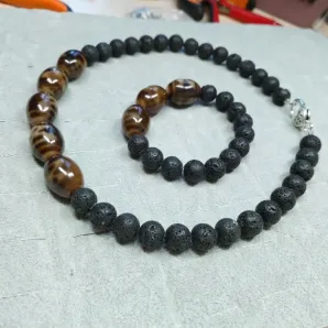 Бусы и браслет из полосатого агата и лавы