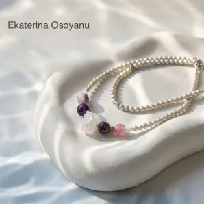 Колье из жемчуга с необработанным флюоритом, аметистом и розовым. кварцем