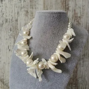 Колье из перламутра