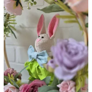 Игрушка Весенний кролик в зеленых штанишках