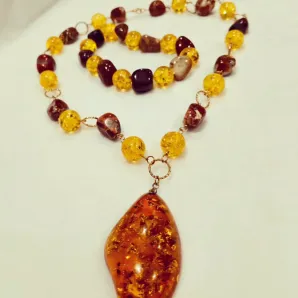 Бусы с янтарем и яшмой с браслетом большого размера на резинке