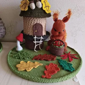 Вязаный детский органайзер Белочка