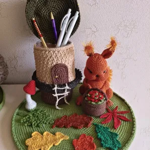 Вязаный детский органайзер Белочка