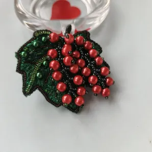 Брошь красная смородина