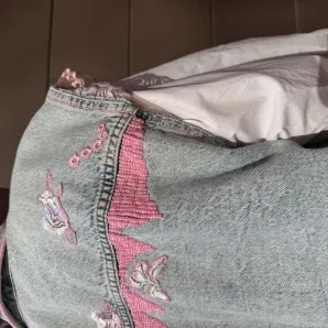 Авторский джинсовый жилет с вышивкой ручной работы