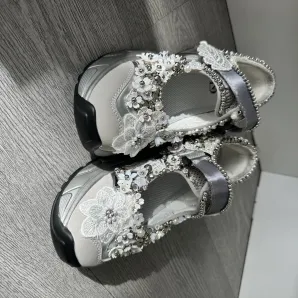 Авторские кроссовки ручной работы с объёмной вышивкой, серебристые.