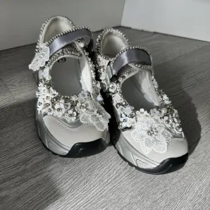 Авторские кроссовки ручной работы с объёмной вышивкой, серебристые.