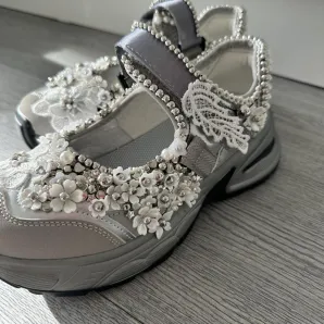 Авторские кроссовки ручной работы с объёмной вышивкой, серебристые.