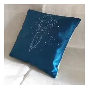 Подушка декоративная с вышивкой гладью.