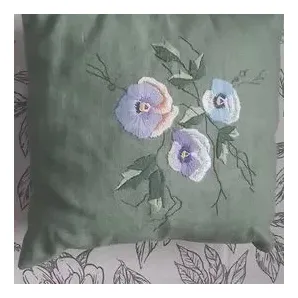 Подушка декоративная из льна с вышивкой гладью в цветочных мотивах