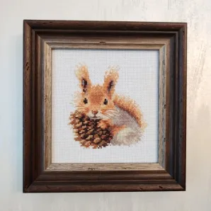 Вышитая крестом картина "Белочка" 21х22 см