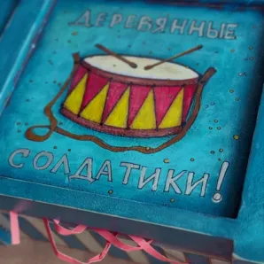 солдатики из дерева в деревянном расписном коробе.