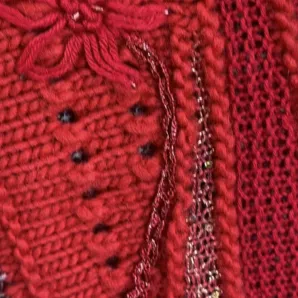 АЛЫЙ БАРХАТ красный джемпер с капюшоном