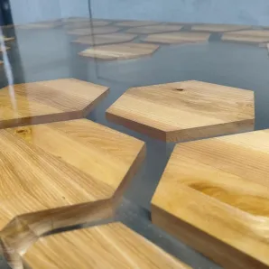 Стол из массива дуба и эпоксидной смолы Соты река