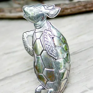 Серебряная брошь "Алиса в Стране Чудес" от KIR CARSON