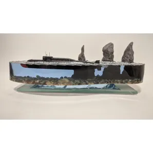 Модель подводной лодки 667БДР "Кальмар" на фоне скал "Три брата".