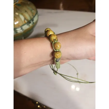 Браслет с бусинами из макраме