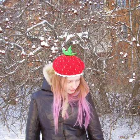 Красный берет клубничка,ручной работы