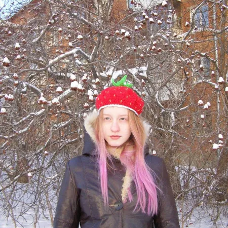 Красный берет клубничка,ручной работы