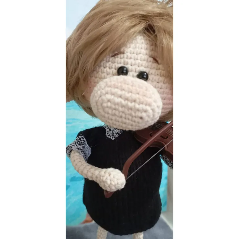 Кукла амигуруми — скрипач