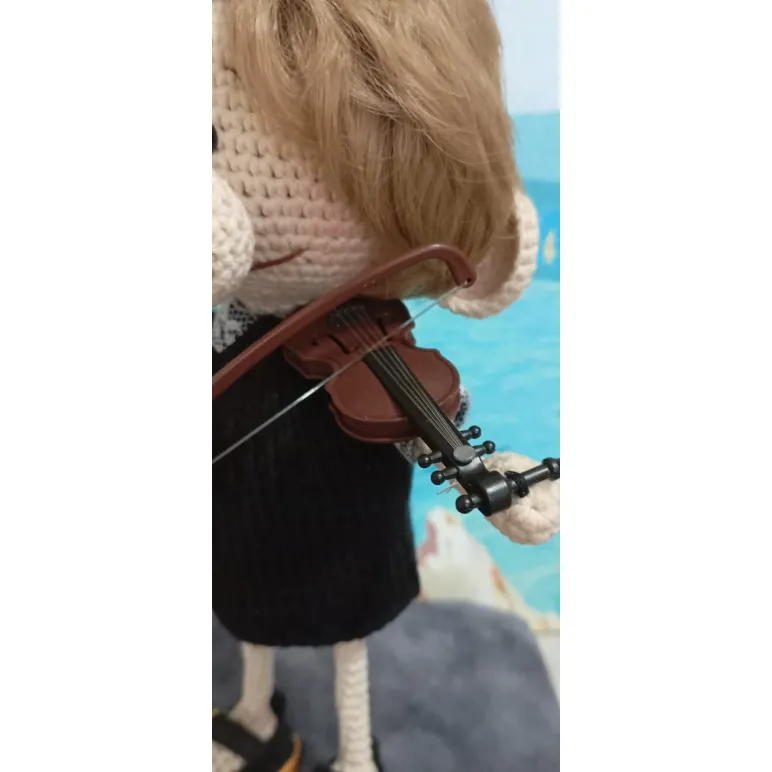 Кукла амигуруми — скрипач