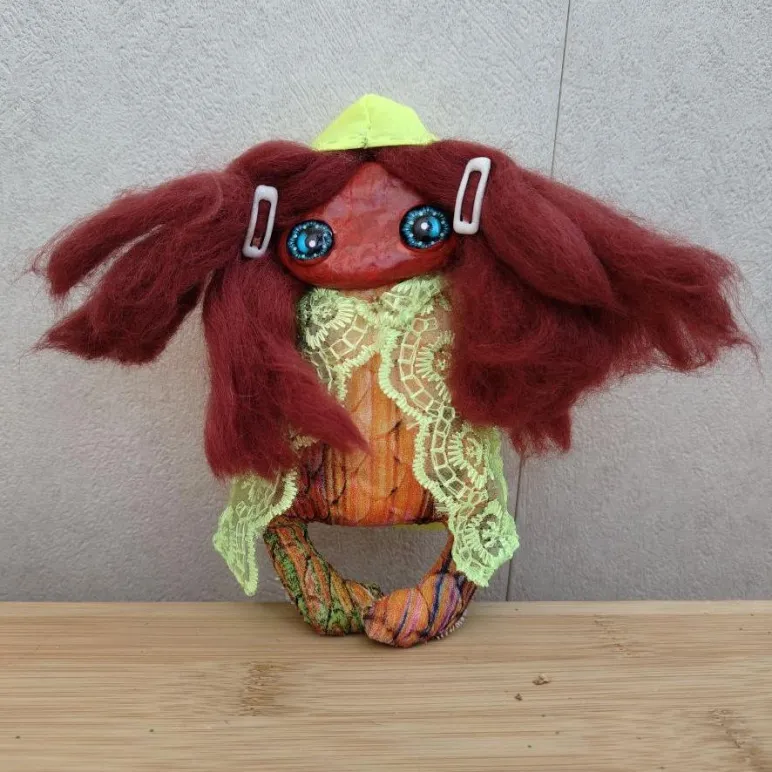 Игрушка интерьерная девочка в плаще