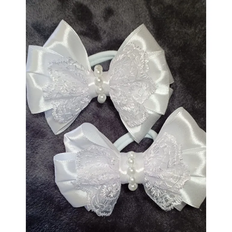 Белые атласные банты с жемчужными украшениями — пара