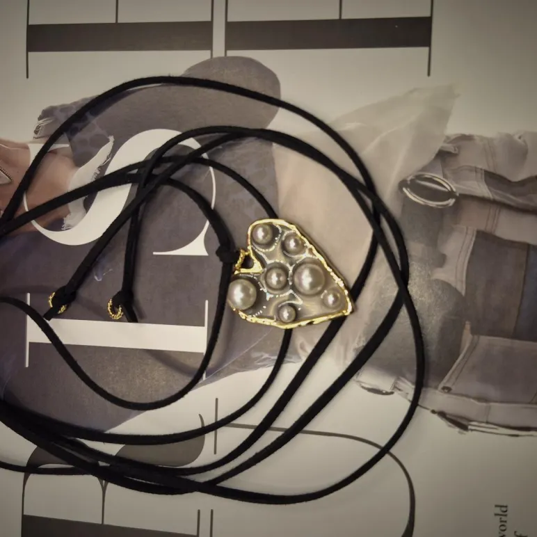 Чокер шнурок на шею из натуральной замши с кулоном в виде сердца