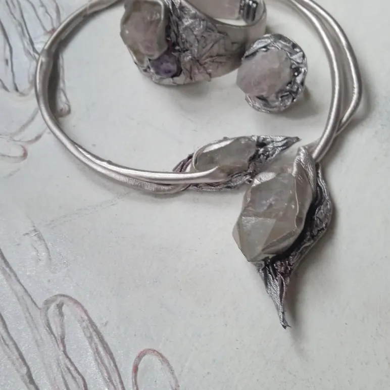 Комплект украшений из кожи и горного хрусталя