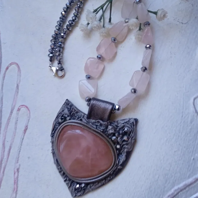 Кулон из кожи и розового кварца