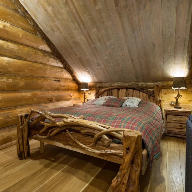 Кровать из массива можжевелового дерева