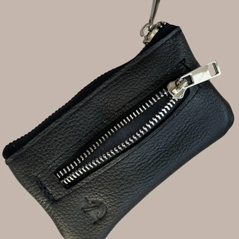 Ключница из натуральной кожи,на молнии с кармашком.