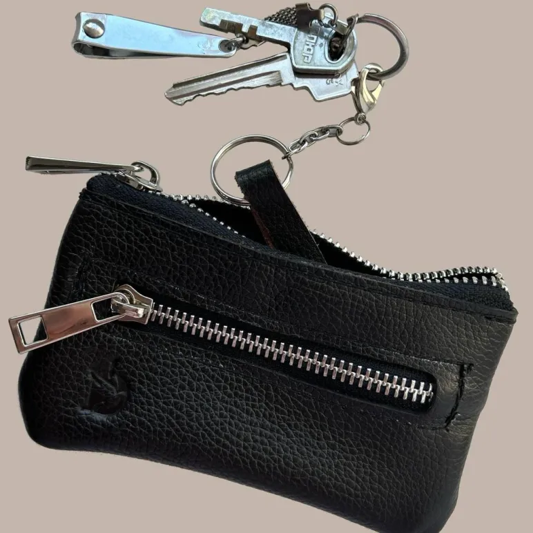 Ключница из натуральной кожи,на молнии с кармашком.