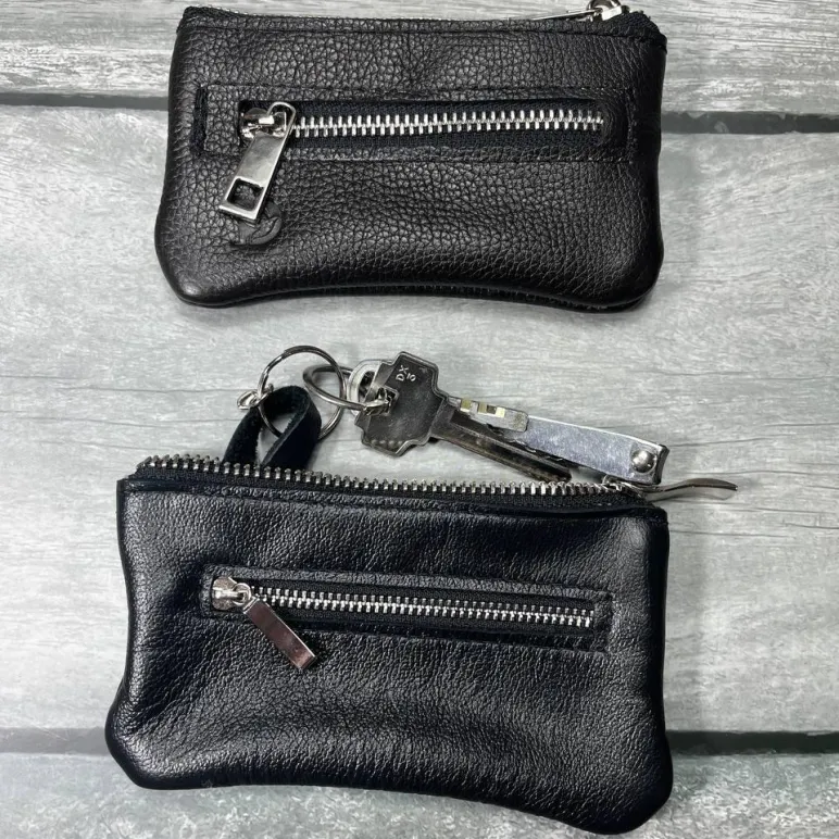 Ключница из натуральной кожи,на молнии с кармашком.
