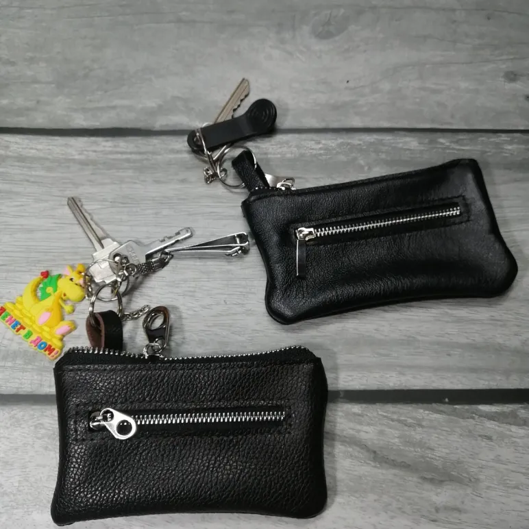 Ключница из натуральной кожи,на молнии с кармашком.