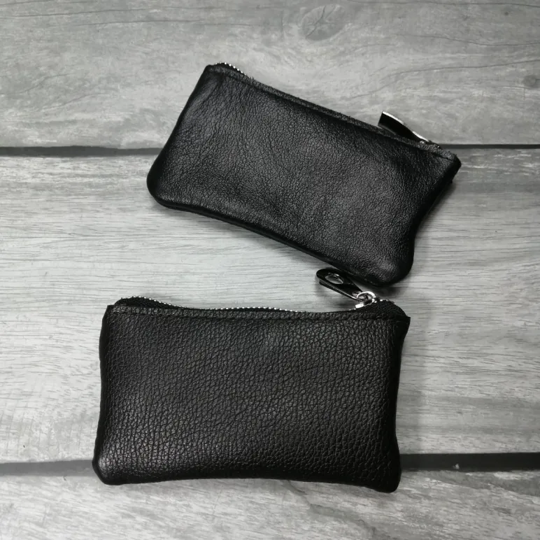 Ключница из натуральной кожи,на молнии с кармашком.