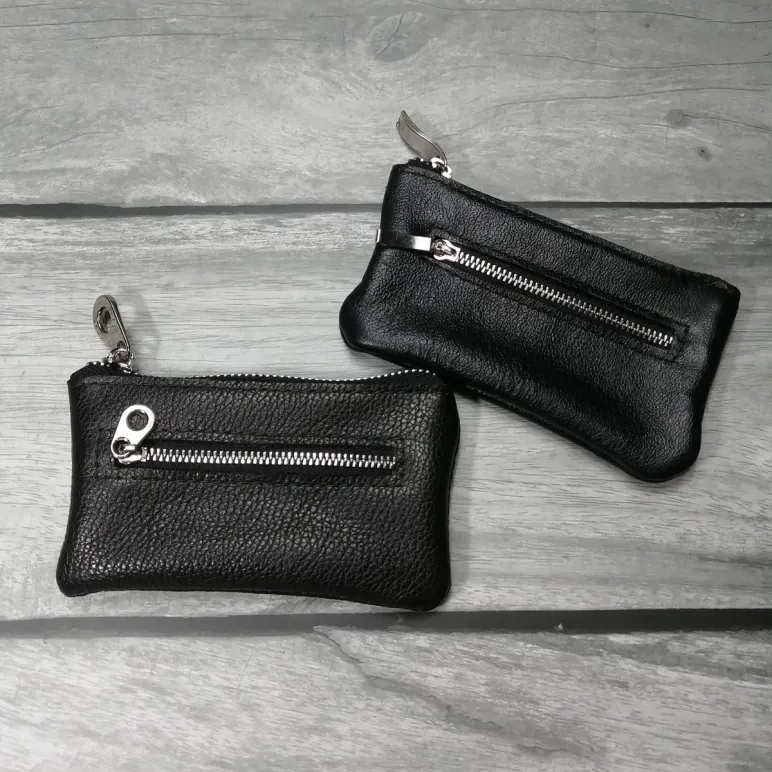Ключница из натуральной кожи,на молнии с кармашком.