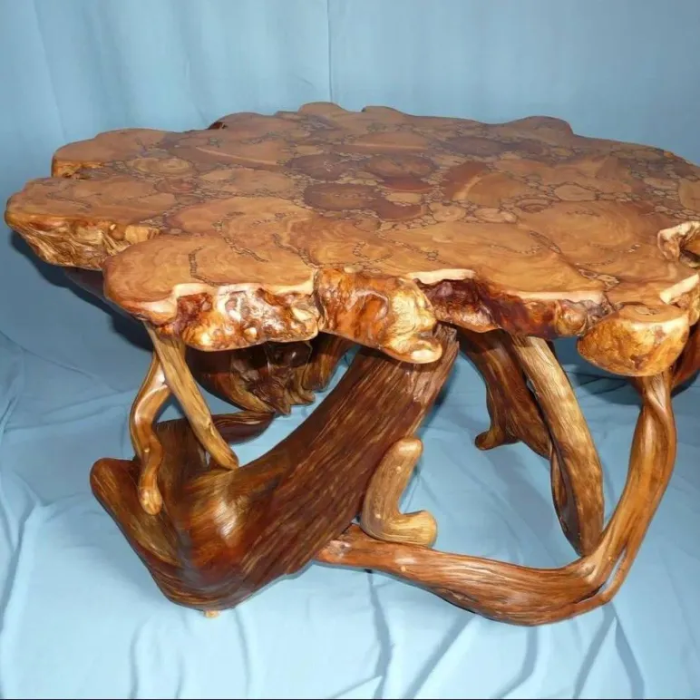 Стол из массива можжевелового дерева