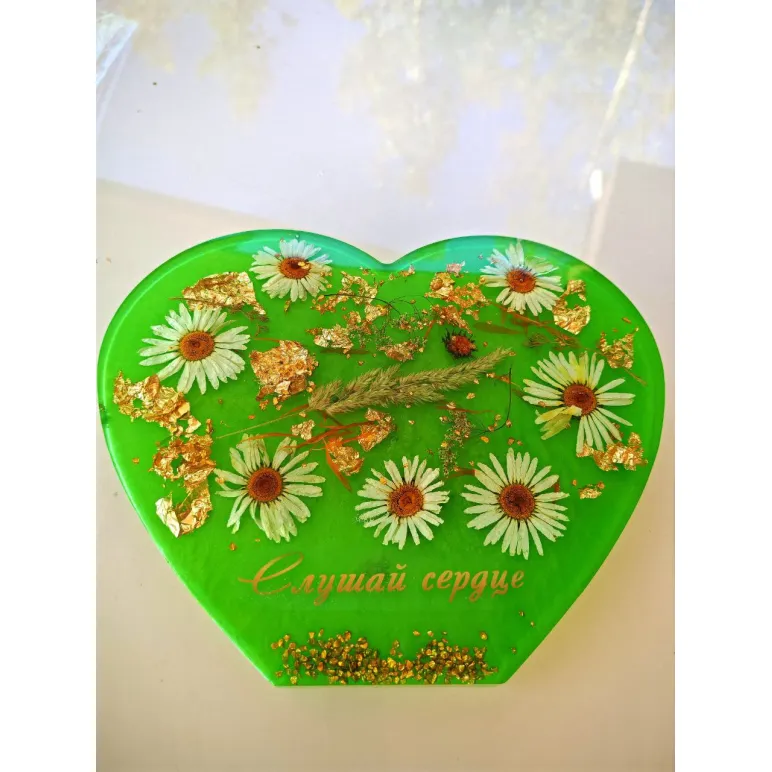 Декоративное сердце из эпоксидной смолы с травами