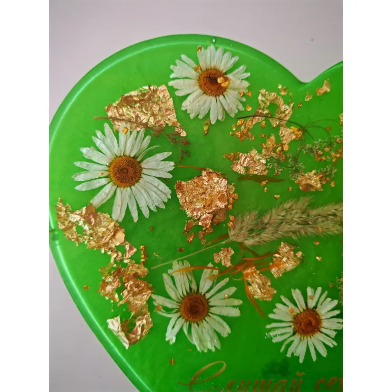 Декоративное сердце из эпоксидной смолы с травами