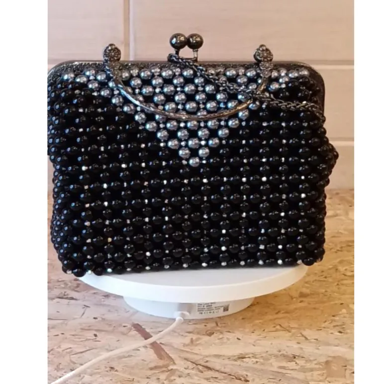 Сумочки из жемчужных бусин 10 мм черного и серого цвета