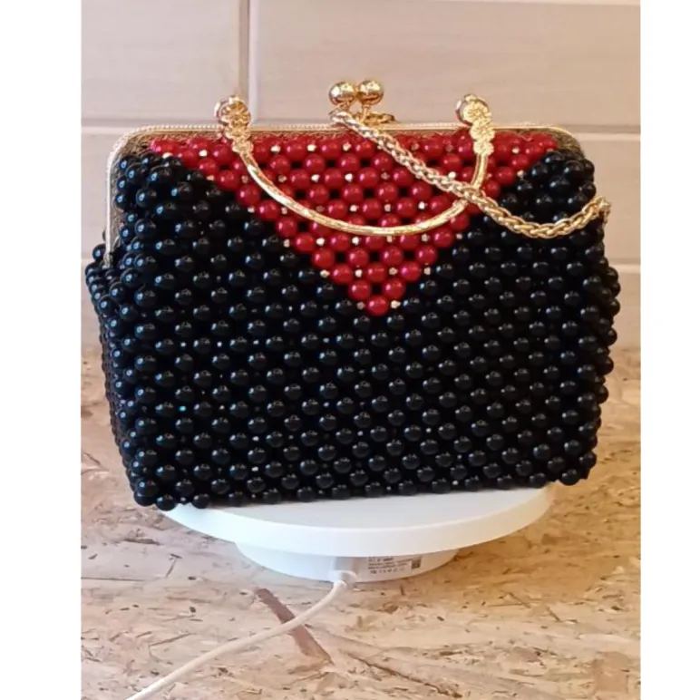 Сумочки из жемчужных бусин 10 мм черного и серого цвета